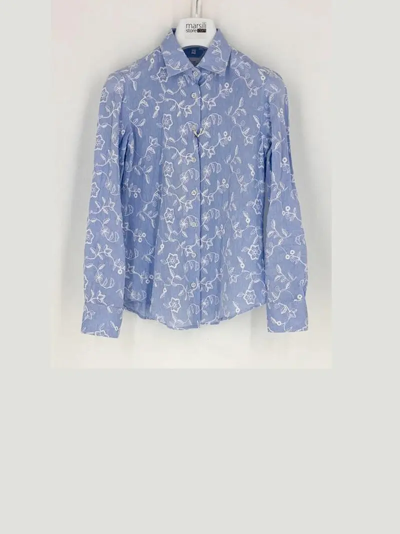 camicia con ricami bianchi