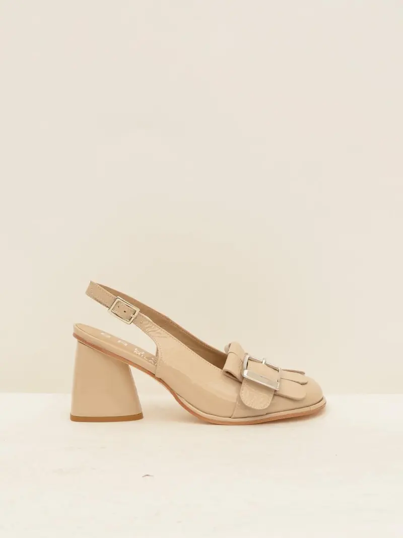 chanel con fibbia e frangia