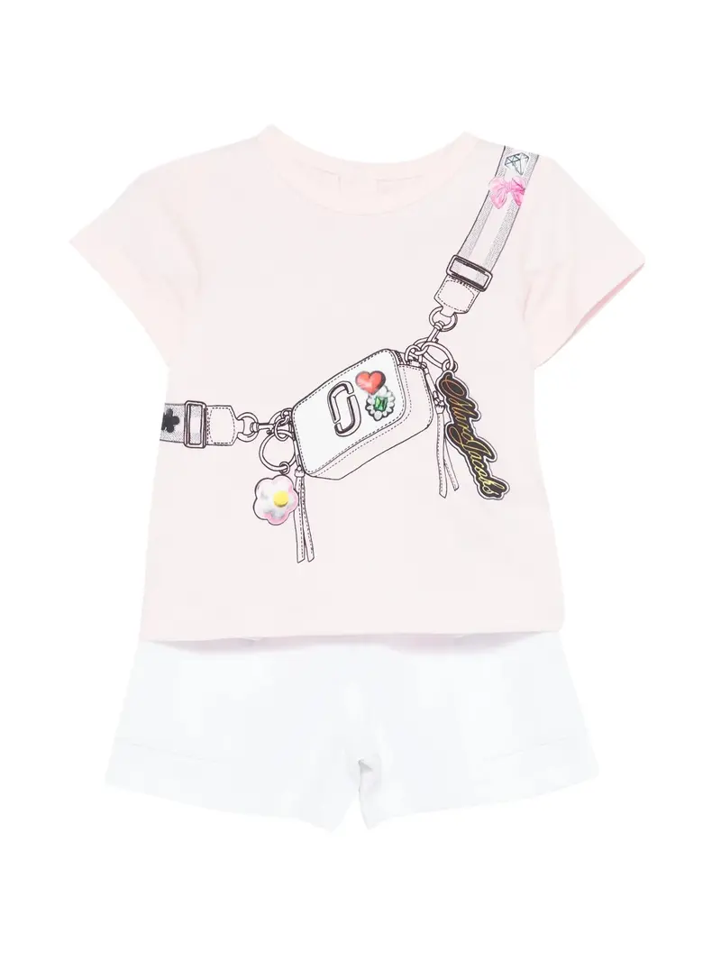 Completo com pantaloncini bianchi