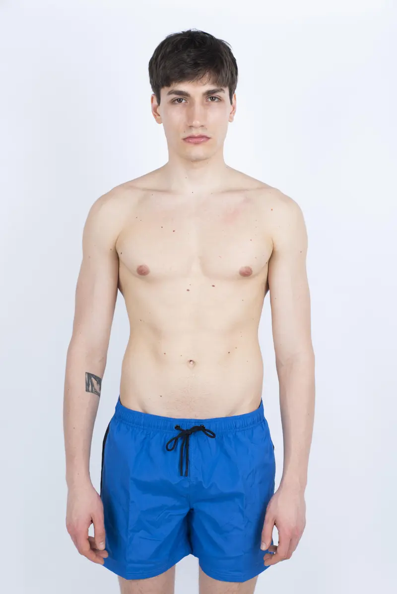 Costume da bagno corto vita elasticata con blocco colore a contrasto blu
