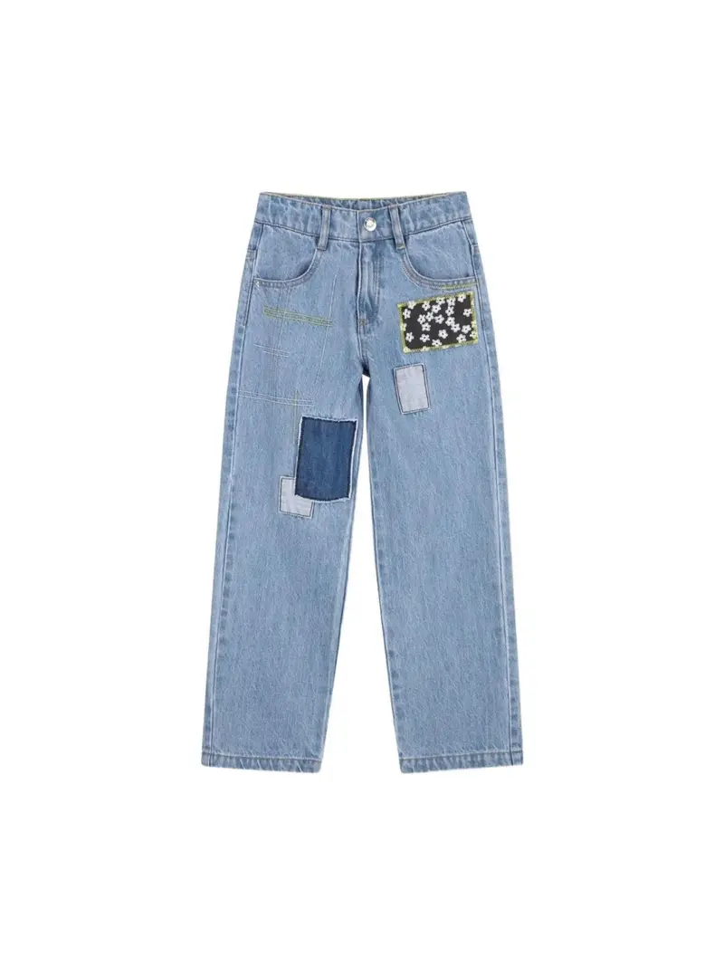 Jeans con patch floreali