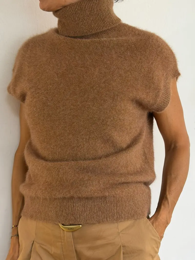 maglia collo alto smanicata