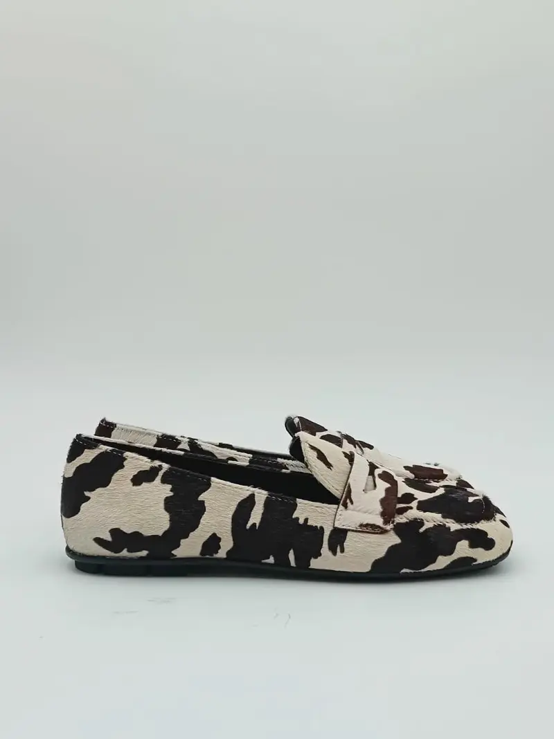 mocassino con passante forma asimmetrica