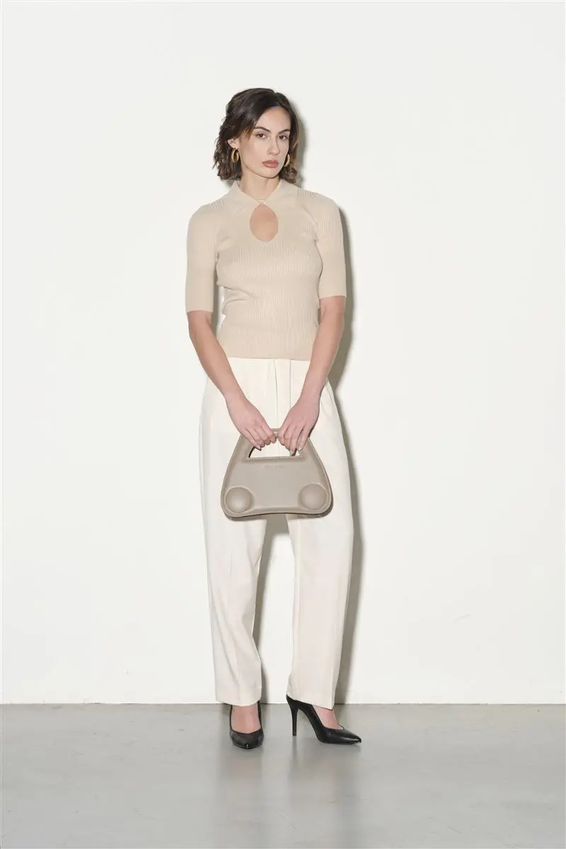 Pantaloni con pinces e cintura