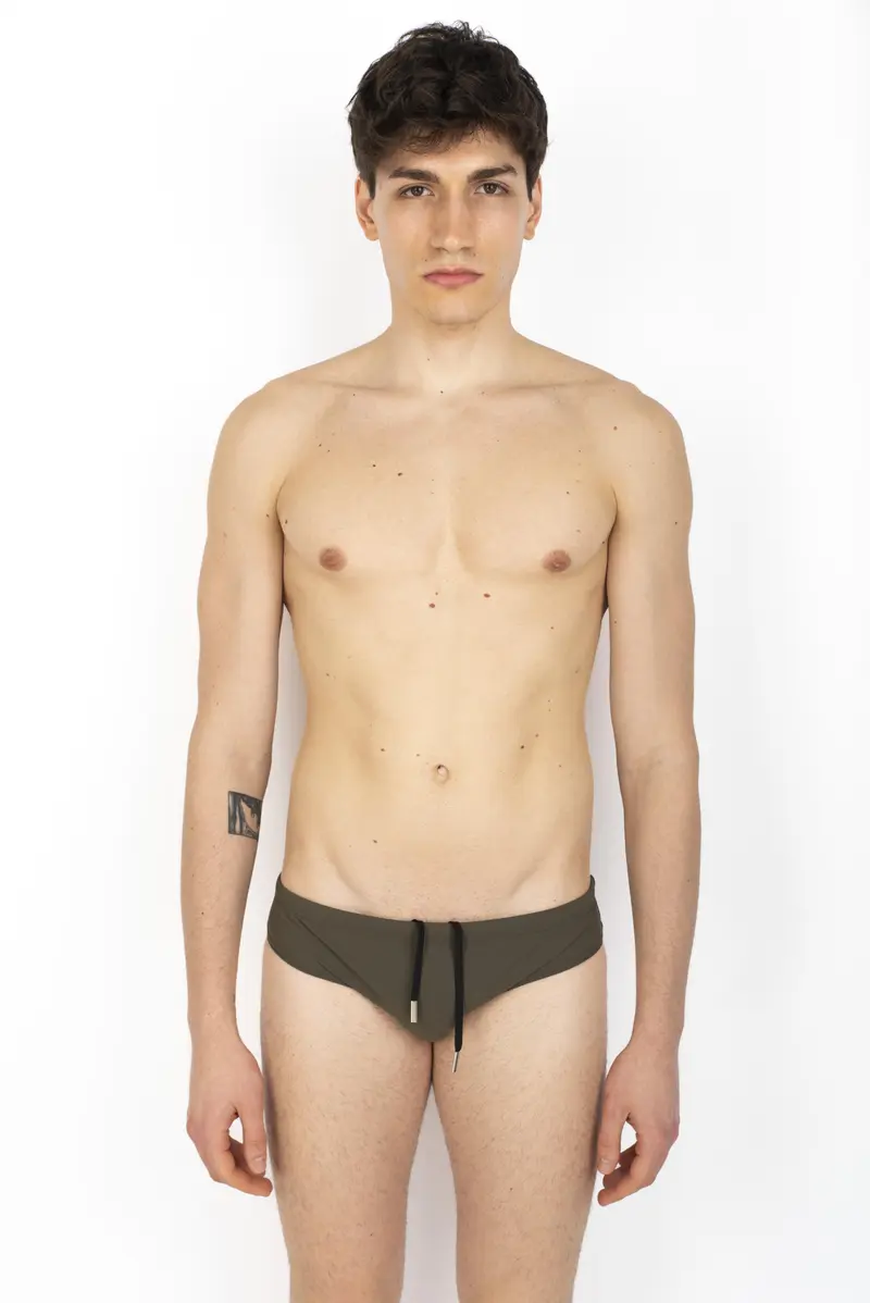 Swim Brief oliva con back logo nero
