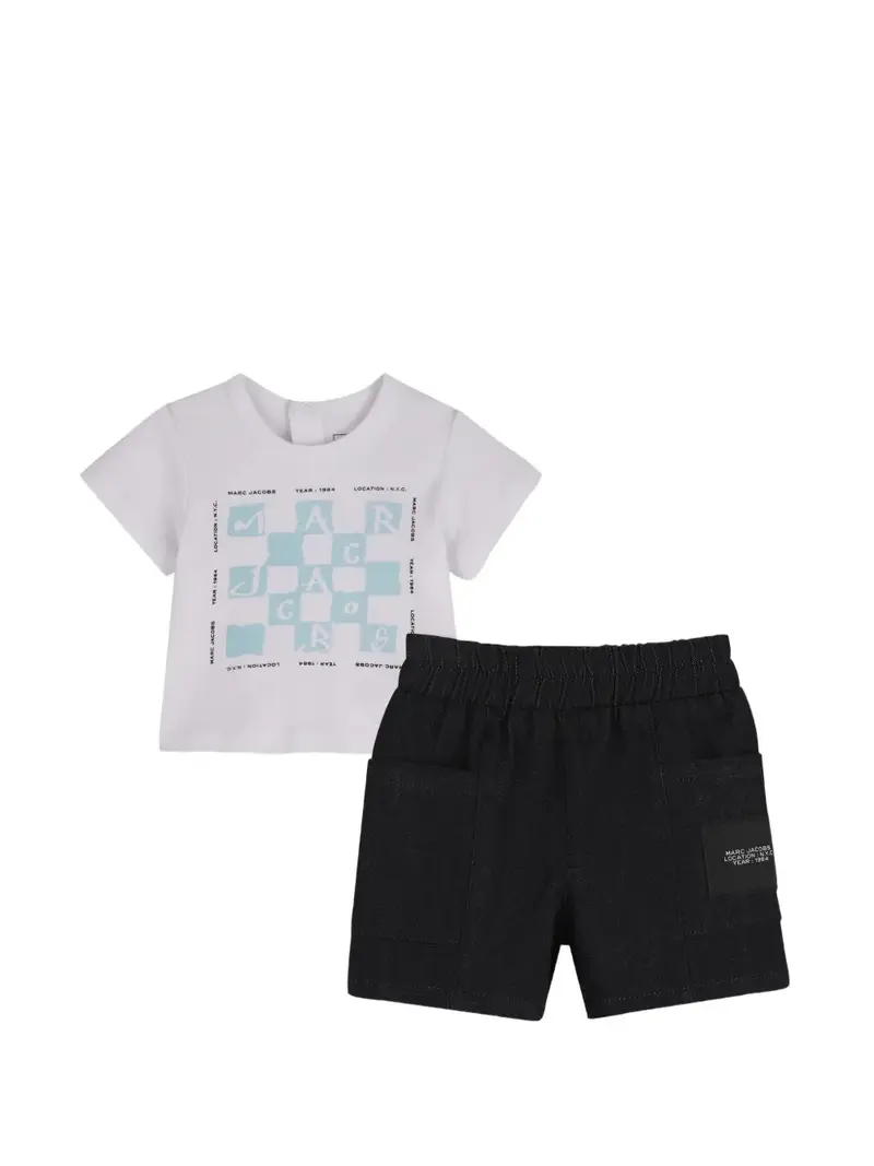 T-shirt con pantaloncini e stampa grafica