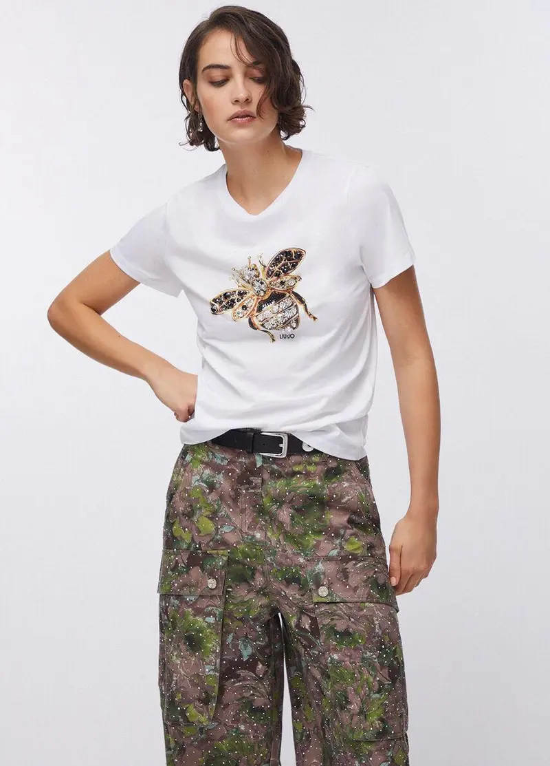 T-shirt con stampa ed applicazioni