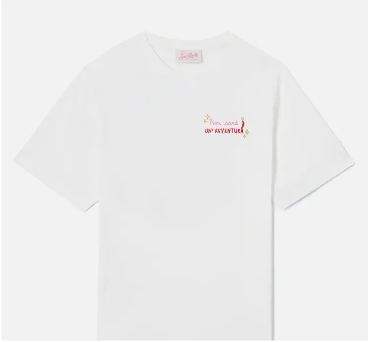 T-shirt Emilie bianca con ricamo Non sarà un'avventura e charm