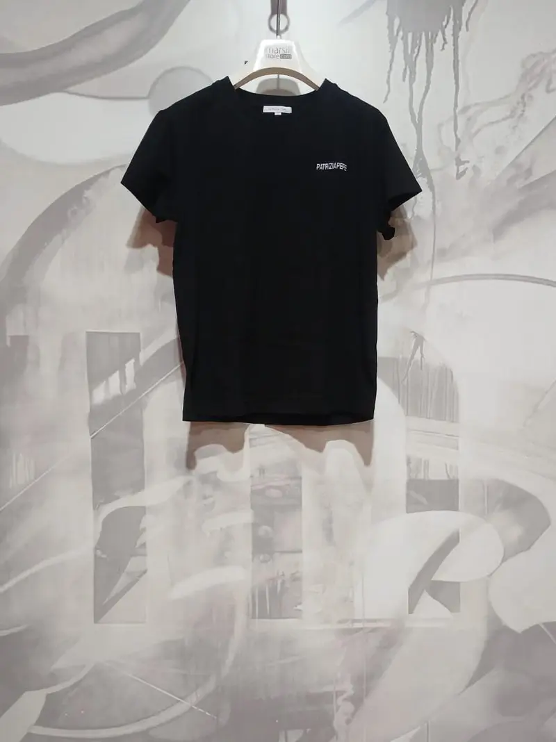 t.shirt logo essential