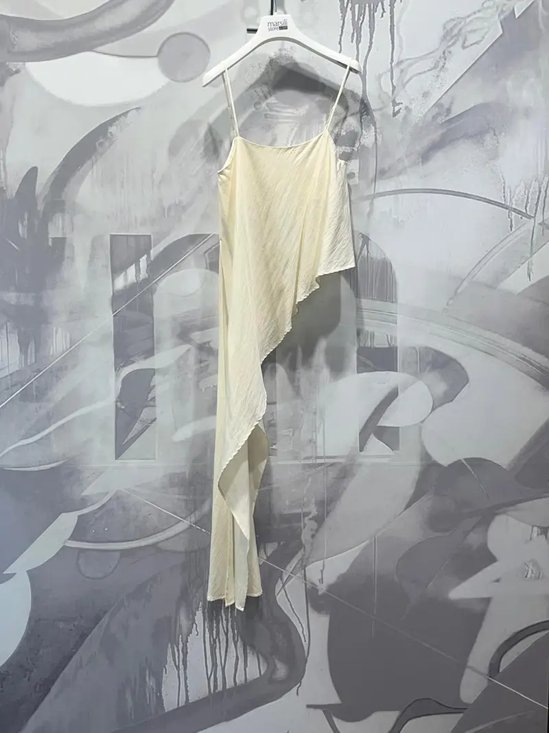 top asimmetrico con coda
